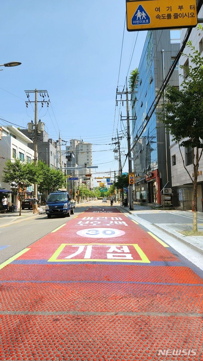 [서울=뉴시스]서울 송파구는 운전자가 어린이 보호구역을 바로 알아차릴 수 있도록 전국 최초로 '도트무늬 미끄럼방지 포장'을 관내 어린이보호구역 10개소에 설치했다고 17일 밝혔다. (사진=송파구 제공). 2024.07.17. photo@newsis.com 