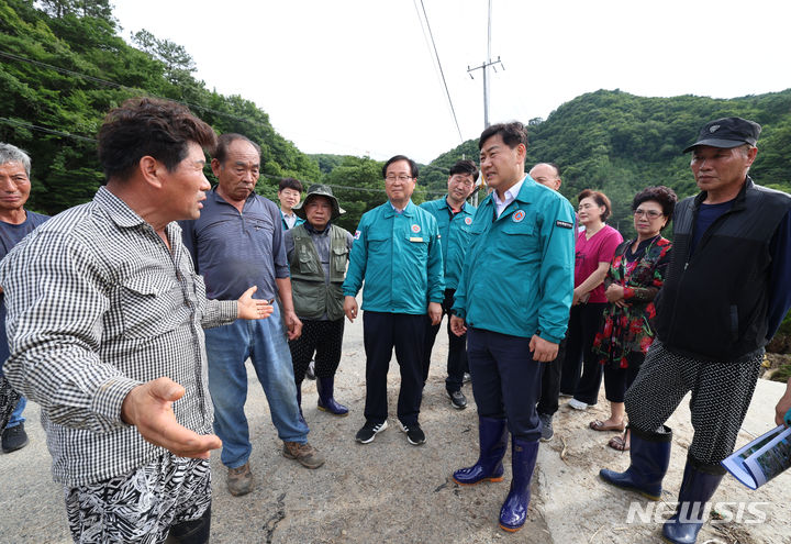 [완주=뉴시스] 김관영 전북특별자치도지사는 17일 집중 호우피해지역인 완주군 화산면의 한 축산현장을 방문해 피해 농가 애로사항을 청취하고 축사 피해를 입은 농가주를 위로했다. 김 지사는 이어 화산면 고산천 지방하천 붕괴 현장을 방문해 응급복구 상황을 지켜보고 있다. (사진=전북자치도 제공) 2024.07.17. photo@newsis.com *재판매 및 DB 금지