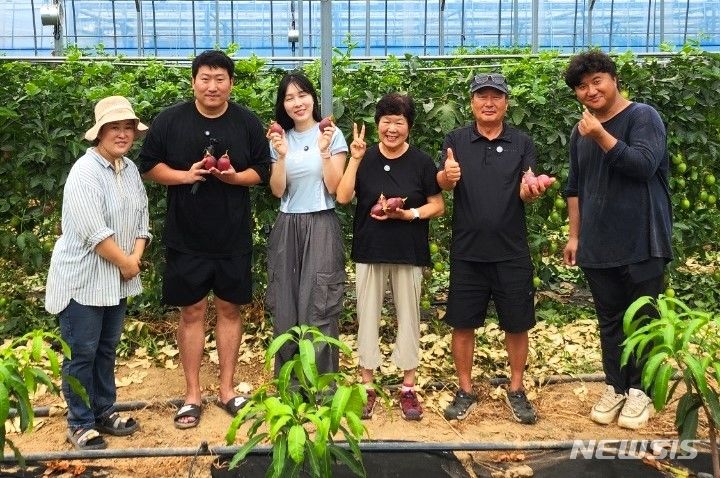 [포항=뉴시스] 344만명의 글로벌 유튜버 ‘흥삼이네’가 주목을 끌고 있다. 사진은 경북 포항 지역 백향과 재배 농장을 방문한 유튜버 '흥삼이네'. (사진=포항시 제공) 2024.07.17. photo@newsis.com 