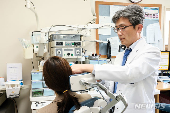 [서울=뉴시스]이석증과 메니에르병은 우리 몸의 균형을 잡아주는 귀의 기능에 장애가 생겨 어지럼증을 유발하는 대표적인 질환이다. 특히 무더운 여름철에는 내임파액(내이 안에서 청각세포와 전정세포를 둘러싸는 물)이 상대적으로 증가해 메니에르병에 더욱 주의해야 한다. (사진= 강동경희대병원 제공) 2024.07.17. photo@newsis.com. 