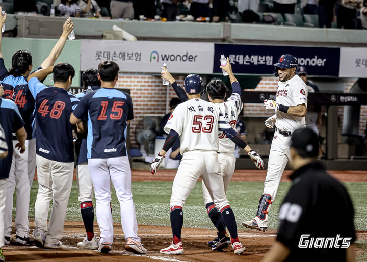 [서울=뉴시스] 롯데 자이언츠의 빅터 레이예스가 17일 울산 문수구장에서 열린 두산 베어스와의 경기에서 끝내기 만루포를 때려낸 뒤 홈에 들어가고 있다. (사진 = 롯데 자이언츠 제공) *재판매 및 DB 금지