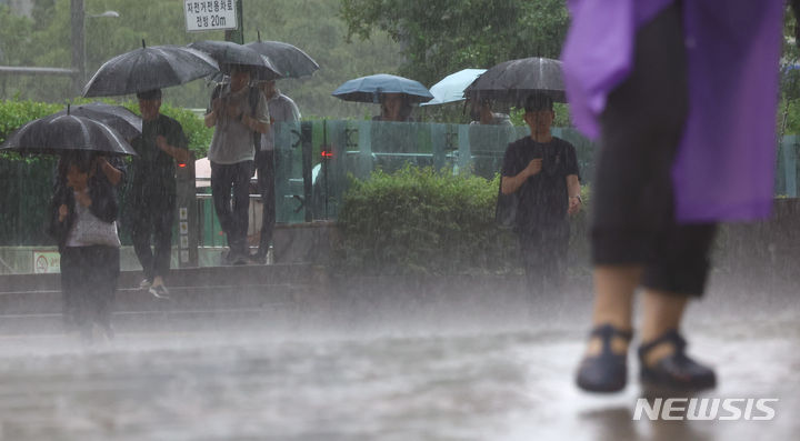 [강릉=뉴시스] 우산을 쓴 시민들이 발걸음을 재촉하고 있다. (사진=뉴시스 DB). photo@newsis.com 