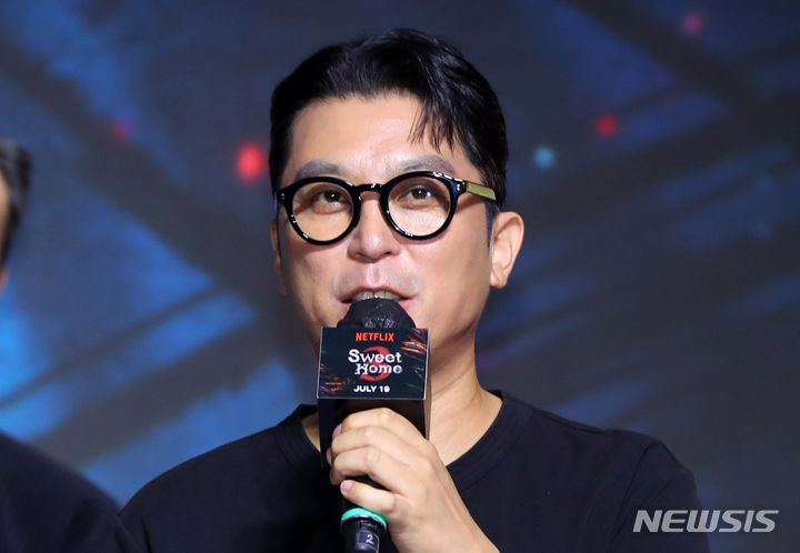 [서울=뉴시스] 김혜진 기자 = 이응복 감독이 17일 오전 서울 종로구 JW매리어트호텔에서 열린 넷플릭스 오리지널 시리즈 '스위트홈3' 제작발표회에서 인사말을 하고 있다. 2024.07.17. jini@newsis.com