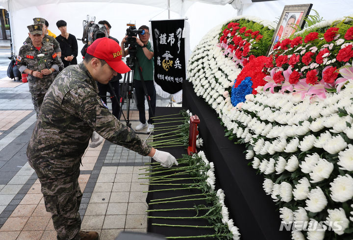 [서울=뉴시스] 황준선 기자 = 해병대 예비역 단체원들이 17일 오전 서울 중구 청계광장에 마련된 故채수근 상병 순직 1주기 추모 시민분향소에서 헌화하고 있다. 2024.07.17. hwang@newsis.com