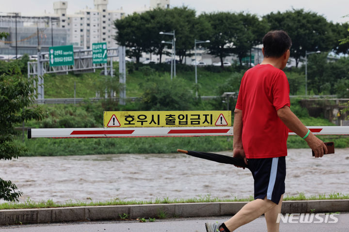 [서울=뉴시스] 김금보 기자 = 집중호우가 내린 17일 서울 성동구 성동교 부근 중랑천 변 출입이 통제되고 있다.중랑천 수위가 상승하면서 동부간선도로 수락지하차도~성수JC 전 구간이 통제됐다. 2024.07.17. kgb@newsis.com