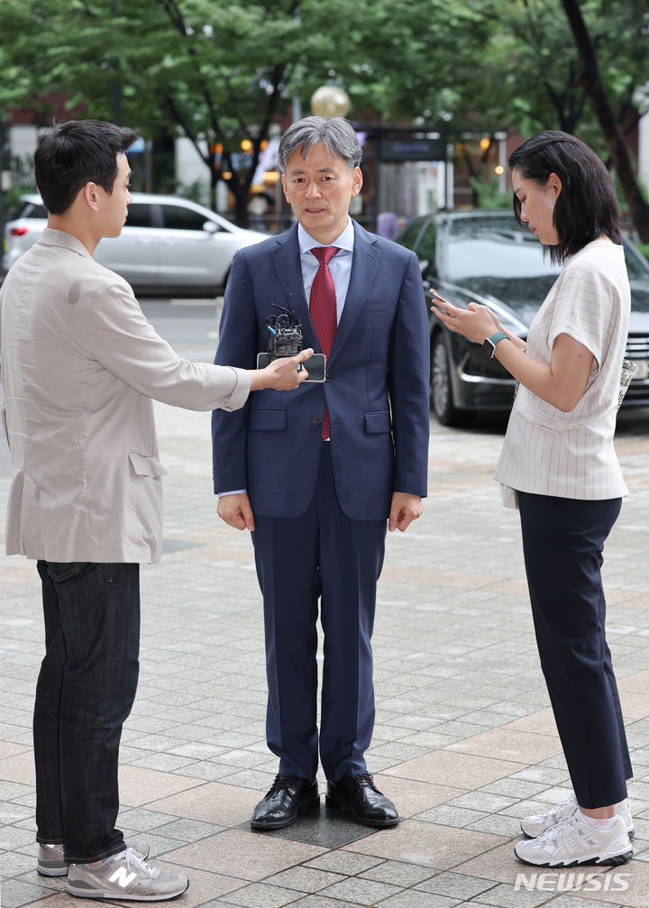 [서울=뉴시스] 김진아 기자 = 조지호 신임 경찰청장 후보자가 17일 오후 서울 서대문구 국가경찰위원회에서 열린 신임 경찰청장 임명제청동의임시회의에 출석하던 중 취재진의 질문에 답하고 있다.  2024.07.17. bluesoda@newsis.com