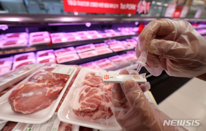 [대구=뉴시스] 이무열 기자 = 대구의 한 대형마트에서 판매하고 있는 육류2024.07.17. lmy@newsis.com