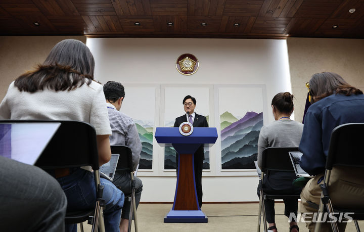 [서울=뉴시스] 권창회 기자 = 우원식 국회의장이 17일 오후 서울 여의도 국회의장 접견실에서 열린 긴급 기자회견에서 발언하고 있다. 2024.07.17. kch0523@newsis.com