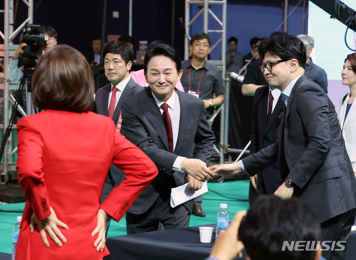 [고양=뉴시스] 고승민 기자 = 국민의힘 원희룡, 한동훈 당대표 후보가 17일 경기 고양 소노 아레나에서 열린 제4차 전당대회 서울·인천·경기·강원 합동연설회에서 정견발표를 마친 후 악수하고 있다. 2024.07.17. kkssmm99@newsis.com