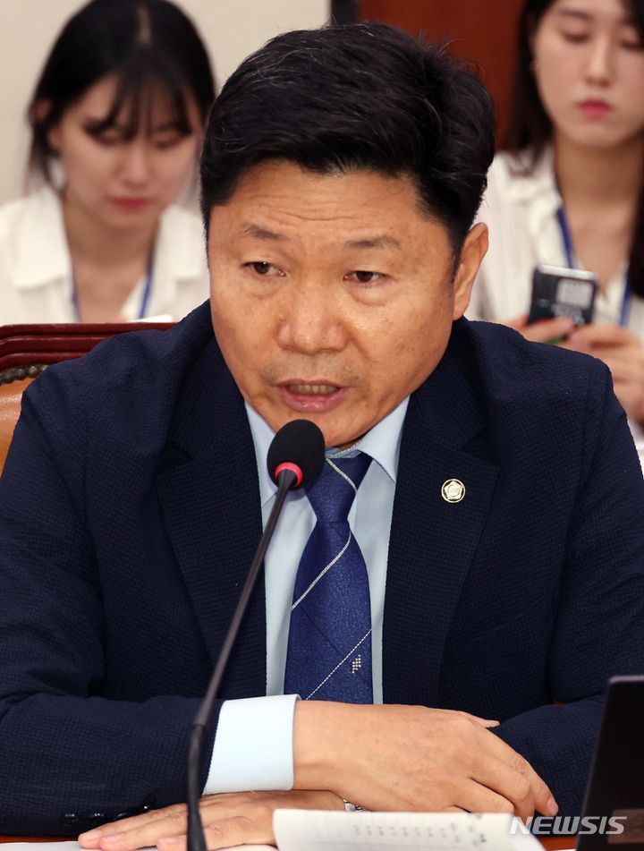 [서울=뉴시스] 조성봉 기자 = 홍기원 더불어민주당 의원이 17일 오후 서울 여의도 국회에서 열린 외교통일위원회 전체회의에서 발언을 하고 있다. 2024.07.17. suncho21@newsis.com