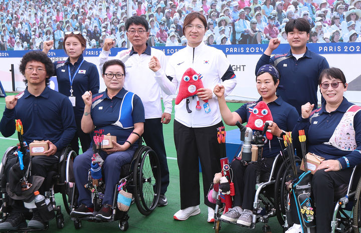 [서울=뉴시스] 이영환 기자 = 장미란 문화체육관광부 제2차관이 17일 경기 이천 장애인 국가대표 선수촌을 찾아 2024 파리 하계패럴림픽에 참가하는 양궁선수단의 선전을 기원하며 기념촬영을 하고 있다. (사진=문화체육관광부 제공) 2024.07.17. photo@newsis.com *재판매 및 DB 금지