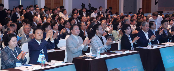 [서울=뉴시스] 이영환 기자 = 최태원(앞줄 왼쪽 세 번째) 대한상의 회장과 최상목(앞줄 왼쪽 네 번째) 부총리 겸 기획재정부 장관이 17일 제주 신라호텔에서 열린 제47회 대한상의 제주포럼에서 박수를 치고 있다. (사진=대한상의 제공) 2024.07.17. photo@newsis.com *재판매 및 DB 금지