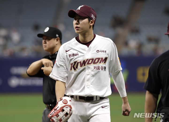 [서울=뉴시스] 정병혁 기자 = 17일 서울 구로구 고척스카이돔에서 열린 2024 KBO리그 KT 위즈와 키움 히어로즈의 경기, 6회초 1사 주자 2루 상황 KT 정준영 타석 때 키움 중견수 장재영이 교체되고 있다. 2024.07.17. jhope@newsis.com