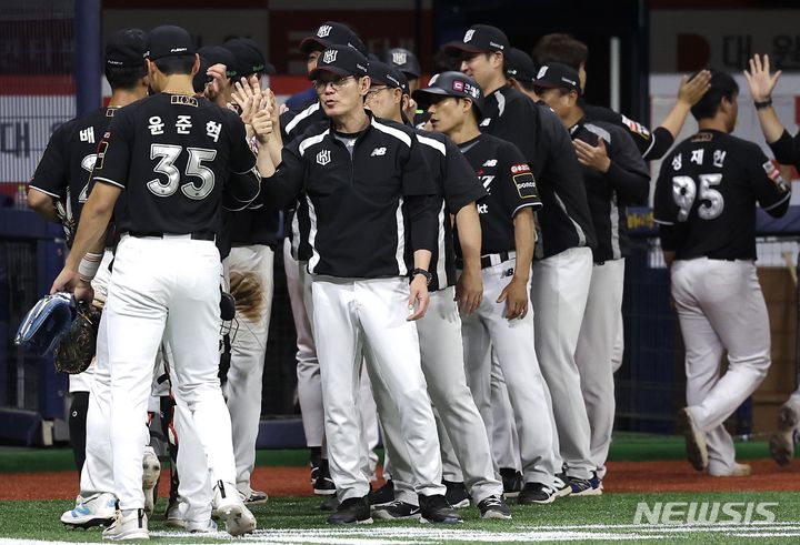 [서울=뉴시스] 정병혁 기자 = 17일 서울 구로구 고척스카이돔에서 열린 2024 KBO리그 KT 위즈와 키움 히어로즈의 경기에서 9-2로 승리한 KT 선수들 이강철 감독과 하이파이브를 하고 있다. 2024.07.17. jhope@newsis.com