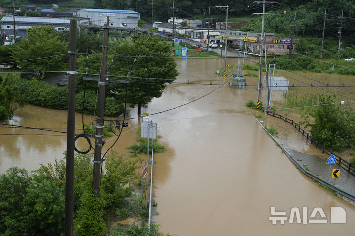 [파주=AP/뉴시스] 지난 2024년 7월 폭우로 경기도 파주시의 한 도로가 침수된 모습이다. 한편, 지난 17일 경남 거제에서도 극심한 폭우 속 펜션 예약 취소와 환급을 둘러싼 갈등이 빚어졌다. 2024.07.18.