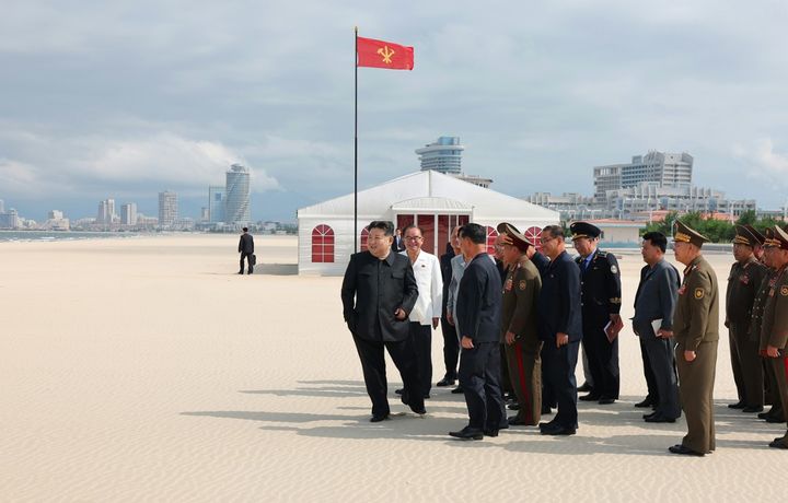[서울=뉴시스] 18일 북한 노동당 기관지 노동신문은 김정은 국무위원장이 16일 원산갈마 해안관광지구 건설사업을 현지지도 했다고 보도했다. (사진=노동신문 캡처) 2024.07.18. *재판매 및 DB 금지
