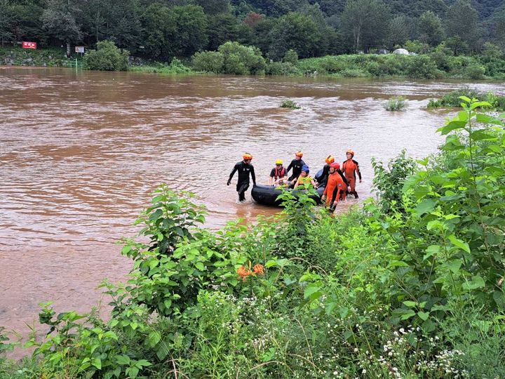 17일 홍천군 서면 모곡리 오토캠핑장 인근 하천 물이 불어나 고립된 야영객들이 구조되고 있는 모습. 강원자치도소방본부 제공 *재판매 및 DB 금지