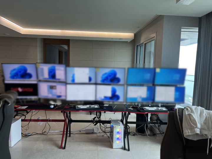 [부산=뉴시스] 18일 급전이 필요한 사람들을 대상으로 2년간 200억원대 카드깡을 해 55억원이 넘는 부당이득을 챙긴 일당이 부산경찰에 붙잡혔다. 일당이 해운대구에 마련한 카드깡 사무실 현장. (사진=부산경찰청 제공) 2024.07.18. photo@newsis.com *재판매 및 DB 금지