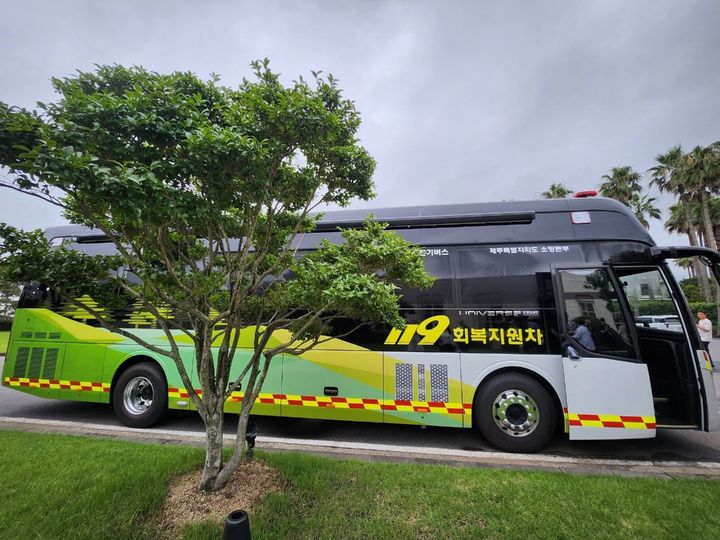 [제주=뉴시스]현대차그룹이 제주 지역 소방관을 위해 기증한 회복지원 수소전기버스. (사진 = 대한상공회의소) 2024.07.18. photo@newsis.com *재판매 및 DB 금지