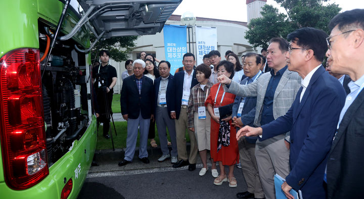 [제주=뉴시스]최태원 대한상공회의소 회장이 현대차그룹이 제주 지역 소방관을 위해 기증한 회복지원 수소전기버스에 대한 설명을 듣고 있다. (사진 = 대한상의) 2024.07.18. photo@newsis.com *재판매 및 DB 금지