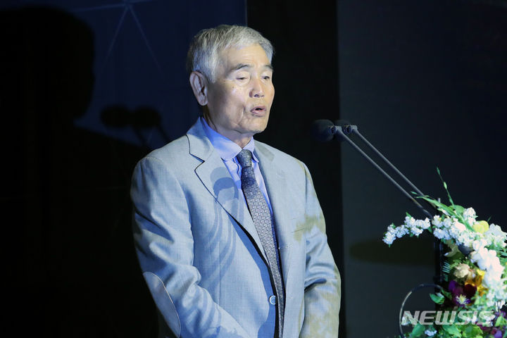 [서울=뉴시스] 조성우 기자 = 2일 오전 서울 중구 앰버서더 호텔에서 열린 K리그 명예의 전당 헌액식에서 이회택 OB축구회 회장이 선수 부문에 선정된 최순호 수원FC 단장에 대한 추천사를 하고 있다. 2023.05.02. xconfind@newsis.com *재판매 및 DB 금지