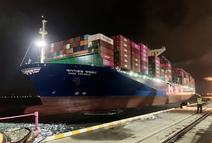 [인천=뉴시스] 인천~미주 서비스에 투입되는 ‘에이치엠엠 에메랄드(HMM EMERALD)’호 입항 모습. (사진=인천항만공사 제공) *재판매 및 DB 금지