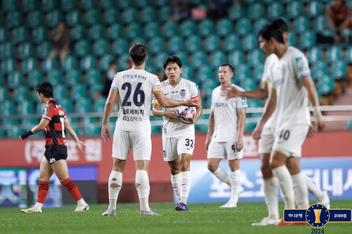 [서울=뉴시스] 프로축구 K리그1 FC서울의 조영욱(가운데). (사진=대한축구협회 제공) *재판매 및 DB 금지