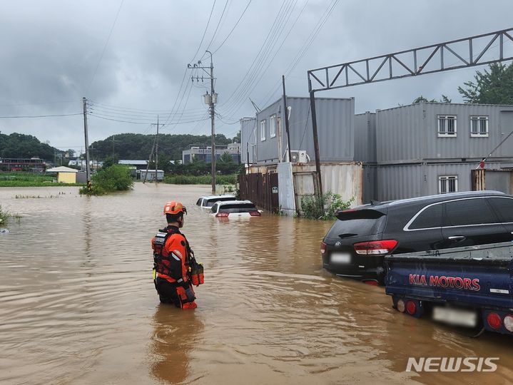 파주, 컨테이너 침수…고립된 외국인 6명 보트로 구조