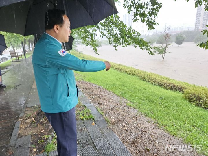 [오산=뉴시스] 이권재 시장이 범람위험이 있는 오산천 주변을 둘러보며 철저한 대비를 지시하고 있다. (사진 = 오사시 제공) 2024.07.18. photo@newsis.com  