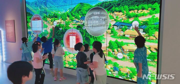 [화성=뉴시스] 팔탄초등학교 학생들이 화성시 독립운동기념관에서 체험 활동을 통해 화성지역 독립운동을 배우고 있다.(사진=화성오산교육지원청 제공)2024.07.18.photo@newsis.com