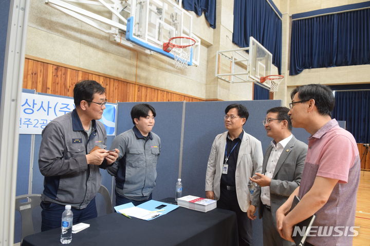 [완주=뉴시스] 완주군의회 김재천 부의장(오른쪽 두 번째)이 전북하이텍고등학교에서 진행된 ‘완주 컨소시엄 채용 박람회’ 현장을 찾아 참여기업체 담당자 등을 격려하고 있다.  *재판매 및 DB 금지