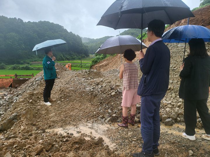 [천안=뉴시스] 18일 오후 충남 천안에 호우경보가 내려진 가운데 천안시 관계자들이 산사태 위험 지역을 점검하고 있다. 사진=천안시 제공 *재판매 및 DB 금지