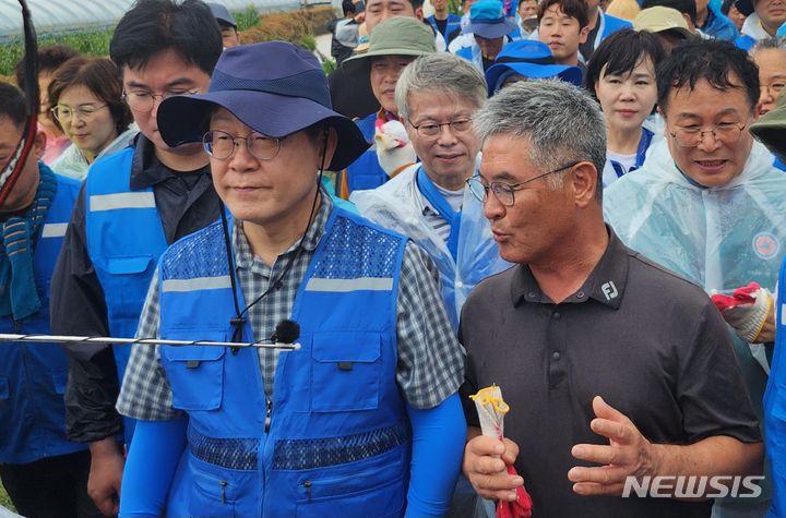 [익산=뉴시스] 김얼 기자 = 이재명 더불어민주당 당대표 후보가 18일 전북 익산시 망성면을 방문해 수해 피해상황을 보고 받고 있다. 2024.07.18. pmkeul@newsis.com