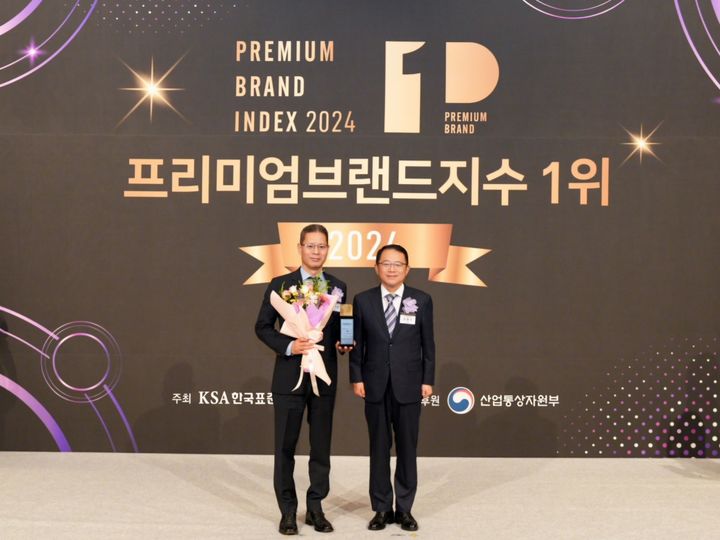 [서울=뉴시스] The-K예다함상조가 한국표준협회(KSA)가 주관하는 '2024 프리미엄브랜드지수(KS-PBI)' 시상식에서 장례서비스 부문 1위에 선정돼 시상하고 있다. 2024.07.18. (사진=예다함 제공) *재판매 및 DB 금지