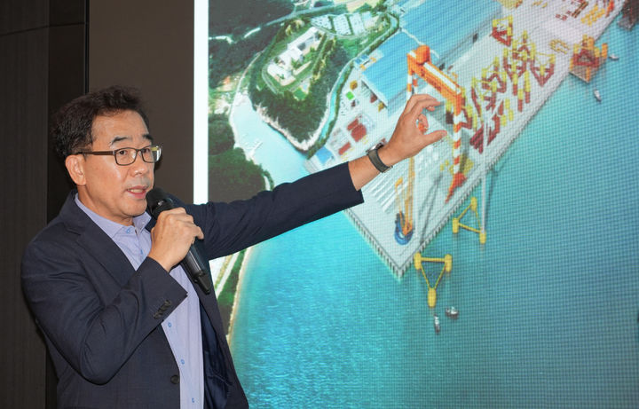 [고성(경남)=뉴시스] 신정철 기자= SK오션플랜트는 지난 17일 오후 서울 여의도 유진투자증권 HRD센터에서 애널리스트와 운용사 관계자 등 50여명을 초청해 ‘SK오션플랜트 Value Up Day(기업설명회)’를 개최했다.사진은 기업설명회에서 이승철 대표이사가 참석자들을 대상으로 향후 성장 전략에 대해 설명하고 있다.(사진=SK오션플랜트 제공).2024.07.18. photo@newsis.com *재판매 및 DB 금지