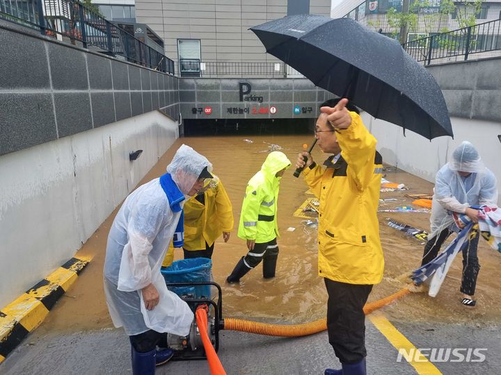 [평택=뉴시스] 침수피해가 발생한 오성면 행복복지센터 지하주차장을 강정구 시의장이 둘러보고 있다. (사진 = 평택시의회 제공) 2024.07.18. photo@newsis.com 