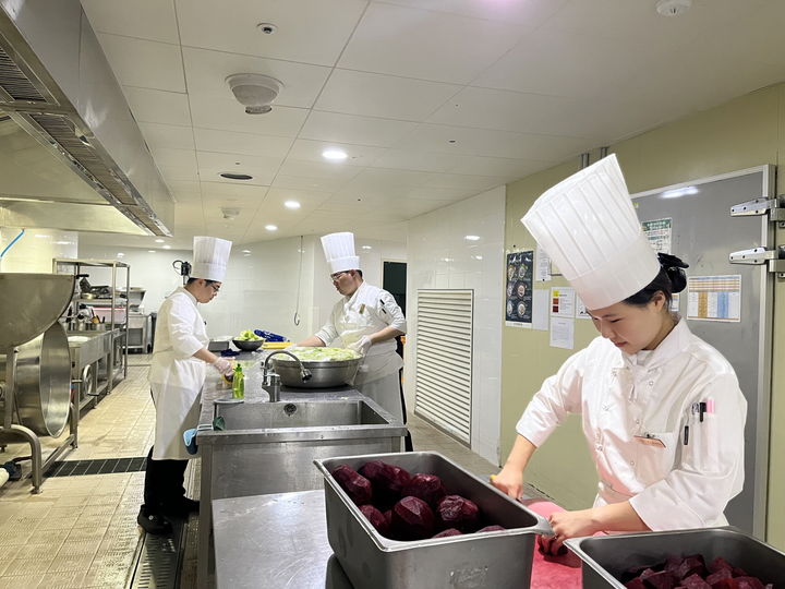 [서울=뉴시스] 창신대학교 학생들이 제주부영호텔&리조트에서 하계 부영트랙 현장실습학기제 실습에 참여하는 모습. 2024.07.18. (사진=부영그룹 제공) photo@newsis.com *재판매 및 DB 금지