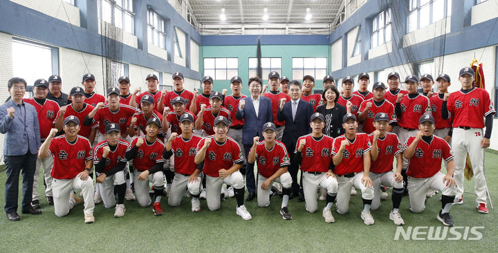 [전주=뉴시스]윤난슬 기자 = 우범기 전북 전주시장은 18일 전주고등학교 야구부 훈련장을 방문해 '제79회 청룡기 전국고교야구선수권대회'에서 우승을 차지한 야구부 선수들을 격려했다.2024.07.18.(사진=전주시 제공)