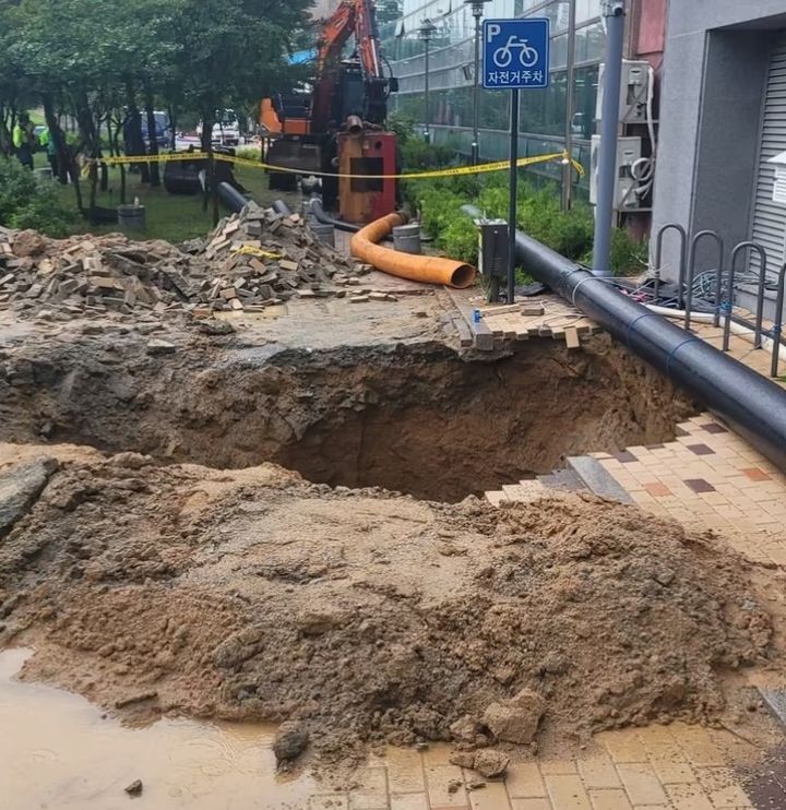 [세종=뉴시스] 최근 계속 내린 집중호우로 세종시 어진동 한 아파트 인근 공원 산책로에서 지름 2m, 깊이 3m 규모의 싱크홀이 발생했다.(사진=독자제보).2024.07.18. *재판매 및 DB 금지