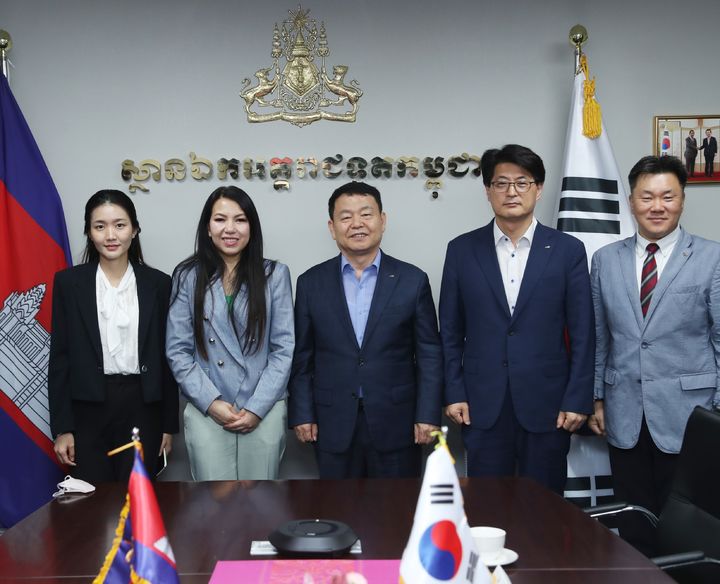 [대전=뉴시스]윤석대 수자원공사 사장이 18일 주한 캄보디아 대사를 만나 양국 간 물, 에너지, 도시분야 협력 사업에 대해 논의했다. 2024. 07. 18 *재판매 및 DB 금지