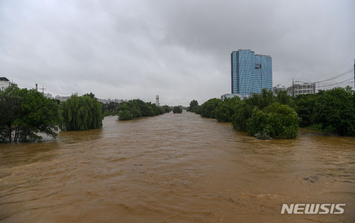 [오산=뉴시스] 홍수경보가 내려진 오산천 모습 
