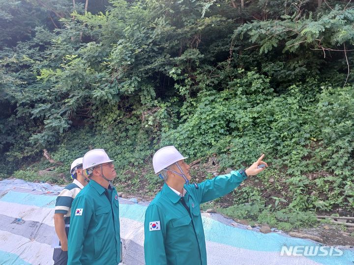 [포항=뉴시스] 안병철 기자 = 18일 고원학 포항시 남구청장이 산사태 취약지역에 대한 안전점검을 실시하고 있다. (사진=포항시 남구청 제공) 2024.07.18. photo@newsis.com