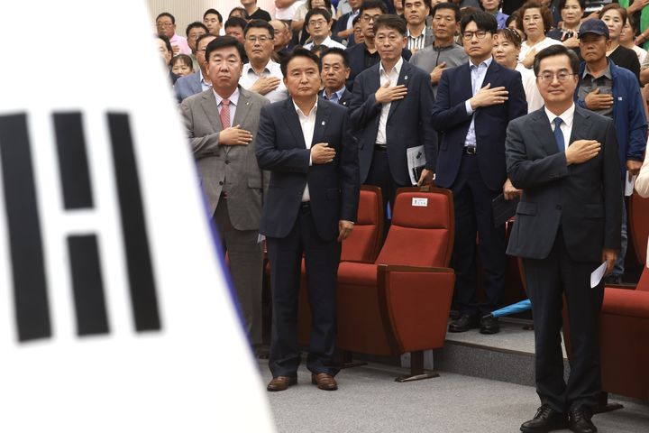 [음성=뉴시스] 18일 충북 음성군농업기술센터 명작관에서 열린 중부내륙선 지선 제5차 국가철도망 구축계획 반영 기원 공동건의 서명식에서 김영환 충북지사, 김동연 경기지사, 이범석 청주시장 등 참석자들이 국기에 대한 경례를 하고 있다. (사진=충북도 제공) 2024.7.18. photo@newsis.com *재판매 및 DB 금지