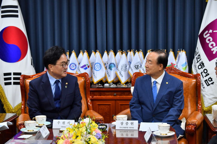 [서울=뉴시스] 18일 장종현 한국교회총연합 대표회장(오른쪽)을 예방한 우원식 국회의장 (사진=한국교회총연합 제공) 2024.07.18. photo@newsis.com *재판매 및 DB 금지