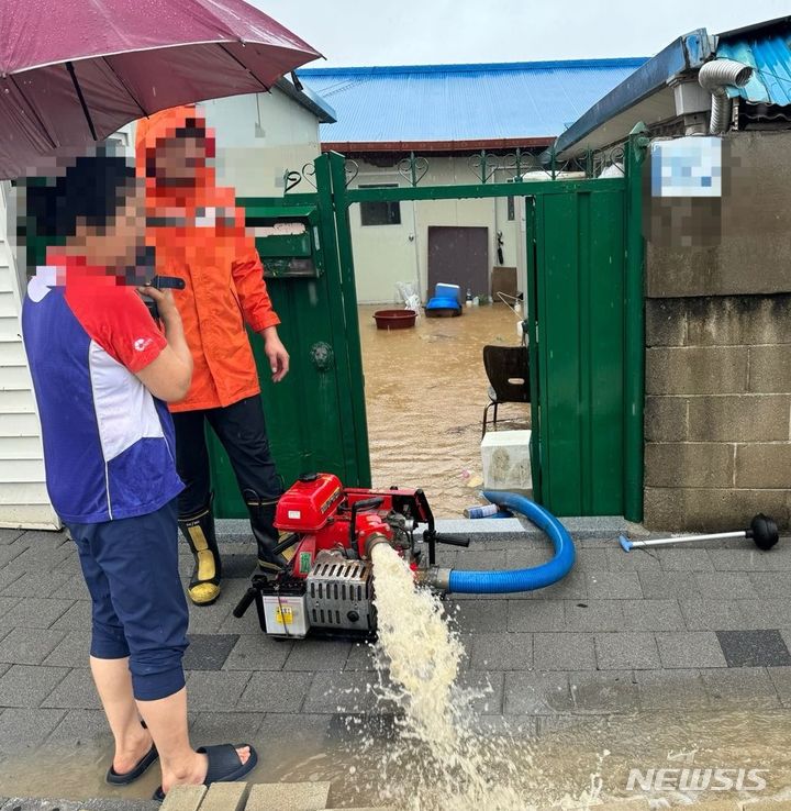 [음성=뉴시스] 서주영 기자 = 18일 오전 충북 음성군 금왕읍의 한 주택에서 주택이 침수돼 소방당국이 배수조치를 하고 있다. (사진= 음성소방서 제공) 2024.07.18. photo@newsis.com *재판매 및 DB 금지