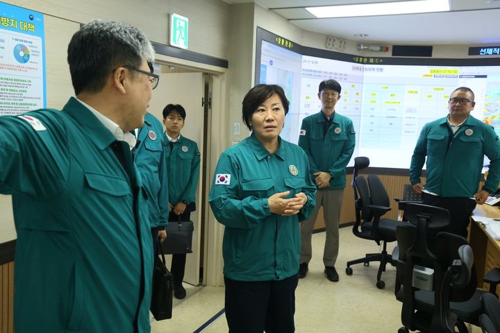 [세종=뉴시스]송미령 농림축산식품부 장관이 18일 정부대전청사에 위치한 산림청 '산사태중앙사고수습본부'를 긴급 방문해 집중호우에 따른 산사태 피해 대응상황을 점검하고 있다. (사진=농림축산식품부 제공) *재판매 및 DB 금지