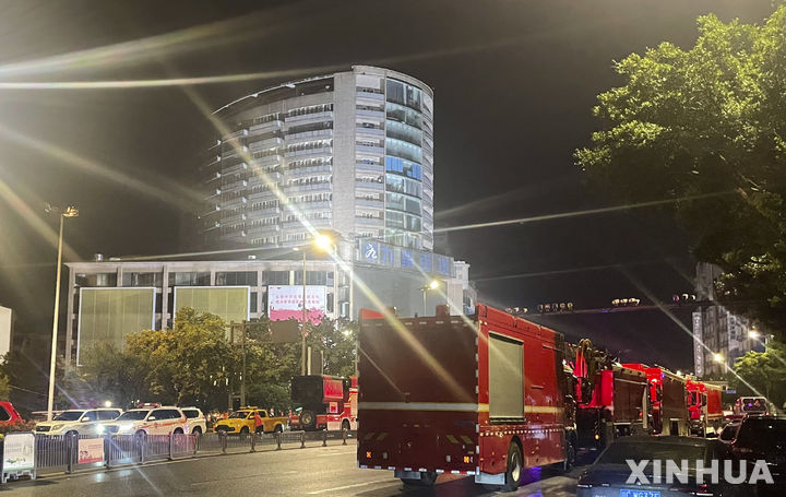 [ 청두= 신화/뉴시스] 중국 스촨성 쯔궁시내 주딩(九鼎)백화점 화재 현장에서 7월 17일 밤에 화재가 나 16명이 사망하고 75명이 구조되었다. 2024. 07.18. 