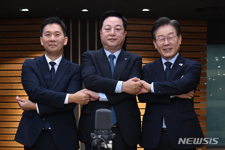 [서울=뉴시스] 국회사진기자단 = 김지수(왼쪽부터), 김두관, 이재명 더불어민주당 당대표 후보가 18일 오전 서울 양천구 CBS 사옥에서 열린 ‘CBS 김현정의 뉴스쇼 특집’ 더불어민주당 당대표 후보자 토론회에 앞서 기념 촬영을 하고 있다. 2024.07.18. photo@newsis.com