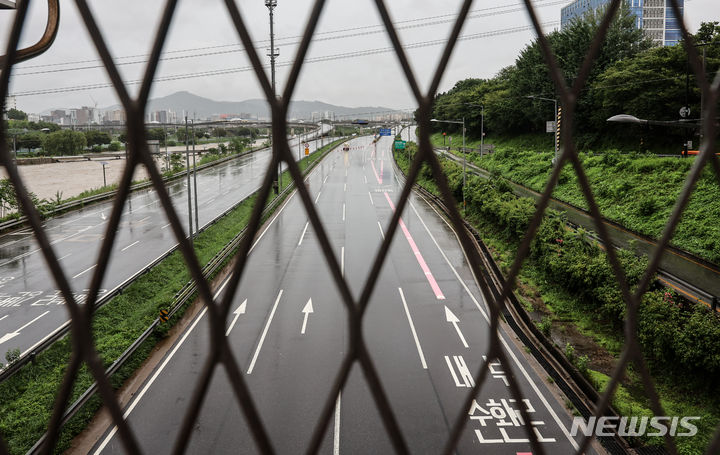 [서울=뉴시스] 김근수 기자 = 서울 지역에 호우경보가 내려진 18일 서울 성동구 성동교 인근 동부간선도로가 통제되고 있다. 2024.07.18. ks@newsis.com