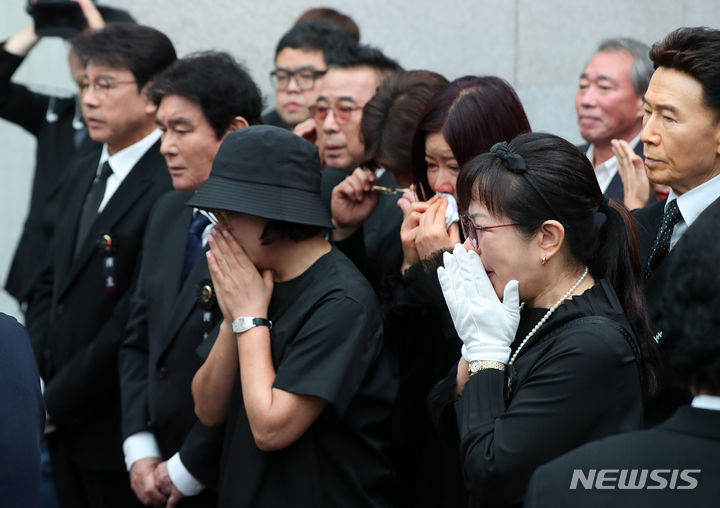 [서울=뉴시스] 김혜진 기자 = 고(故) 가수 현철(본명 강상수)의 발인이 18일 오전 서울 송파구 아산병원 장례식장에서 엄수되고 있다. 현철은 오랜 투병 생활 끝에 15일 세상을 떠났다. 2024.07.18. jini@newsis.com